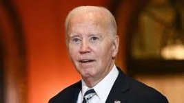 Embarrassing: Joe Biden stands on stage ...
