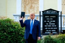 26pol-swiper-trump-bibles-01-articleLarge.jpg